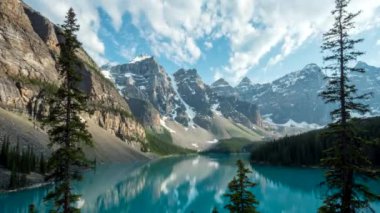 Banff Ulusal Parkı 'nda Moraine Gölü' nde öğleden sonra bir gecikme