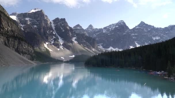 Popołudniowe ujęcie jeziora morenowego i refleksje w parku narodowym Banff — Wideo stockowe