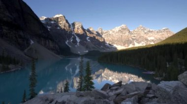 Kanada 'da açık bir yaz sabahı Moraine Gölü' nün geniş açılı manzarası