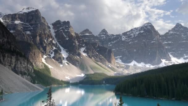 Un gros plan des montagnes derrière le lac moraine au parc national Banff — Video