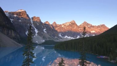 Banff Np 'de gün doğumunda Moraine Gölü manzarası