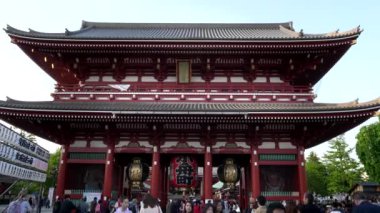 TOKYO, JAPONYAN - 20 Nisan 2018: Sensoji Tapınağı 'nın giriş kapısını kapatın