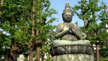 Tokyo, Japonya - 20 Nisan 2018: Tokyo 'daki Senso ji tapınağında bir Buda heykeli