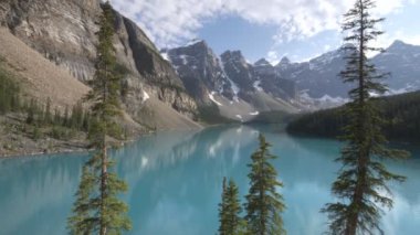 Öğleden sonra Banff Ulusal Parkı 'ndaki Moraine Gölü manzarası canlanacak.