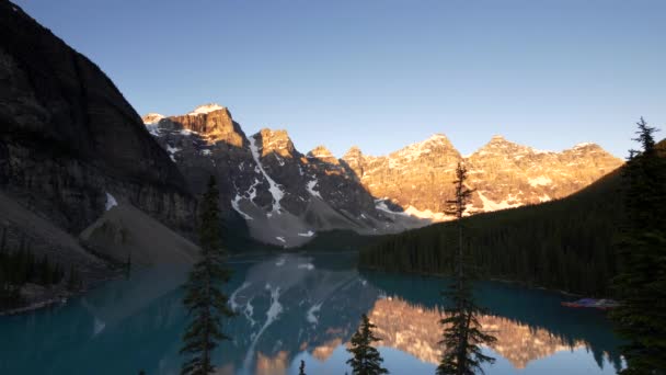 Wschód słońca ujęcie jeziora morenowego w sosnach w Kanadzie — Wideo stockowe