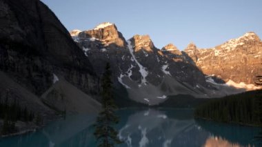Banff Ulusal Parkı 'nda sakin bir moraine gölünün gün doğumu çekimi