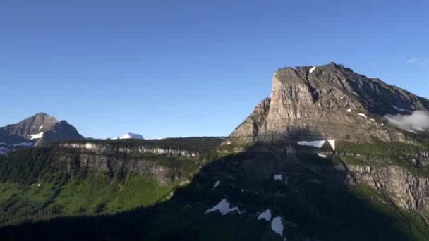 Vue du matin d'été sur la montagne Reynolds dans le parc national des glaciers — Video