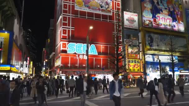 TOKIO, JAPONSKO - DUBEN, 18. 4. 2018: noční sklon záběru z exteriéru arkádové budovy Sega v okrese Akihabara — Stock video