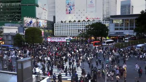 東京,日本-エイプリル社, 2018:渋谷交差点の歩行者クリップの高角度ズーム — ストック動画