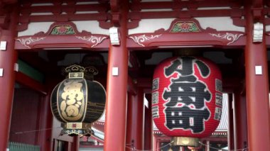 TOKYO, JAPONYA - 20 Nisan 2018: Tokyo 'daki Sensoji Tapınağı' nda kağıt fenerler