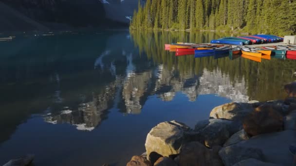 Ujęcie jeziora morenowego i kajaków w doku w parku narodowym Banff — Wideo stockowe