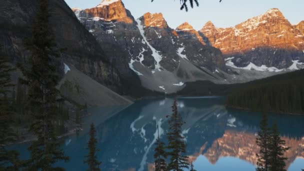 Moraine meer bij zonsopgang in banff nationaal park, canada — Stockvideo