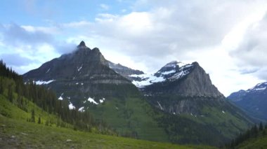 Oberlin Dağı 'nın, Buzul Ulusal Parkı' ndaki Güneş Yolu 'na gitmemesi için bir zum.