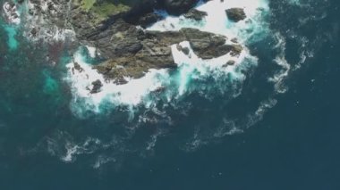 Coffs Limanı, Avustralya açıklarındaki ıssız bir adanın üzerinden uçan bir hava görüntüsü.