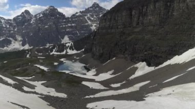 Banff Ulusal Parkı 'ndaki karaçam vadisi ve minnestimma gölü manzarası