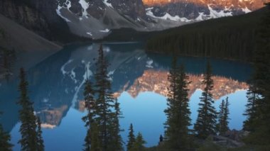 Banff Ulusal Parkı 'nda sakin bir moraine gölünün gün doğumu manzarası