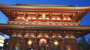 TOKYO, JAPONYAN - 20, 2018: Tokyo, Japonya 'daki Senso ji Tapınağı' ndaki bir kapının alacakaranlığında kapanış