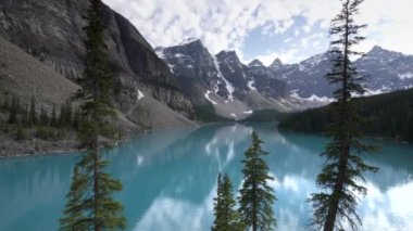 Banff Ulusal Parkı 'nda, turkuaz mavi moraine gölünün öğleden sonra tenceresi.