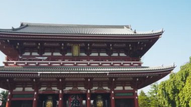 TOKYO, JAPONYAN - 18 Nisan 2018: Senso-ji türbelerinin Tokyo, Japonya 'daki Hozomon Kapısı' nın solunda.