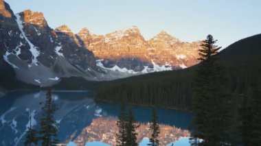 Banff Ulusal Parkı 'nda gün doğumunda Moraine Gölü