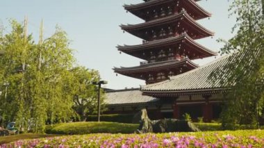 TOKYO, JAPONYAN - 18, 2018: Tokyo 'daki Senso-ji tapınağındaki antik pagoda