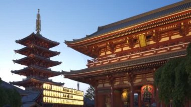 TOKYO, JAPONYAN - Nisan, 18, 2018: Senso-ji türbesindeki hozomon kapısı ve pagoda 'nın alacakaranlık çekimi