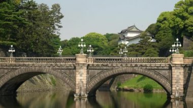 Tokyo 'daki Nijubashi taş köprüsünün ve imparatorluk sarayının yakın görüntüsü.