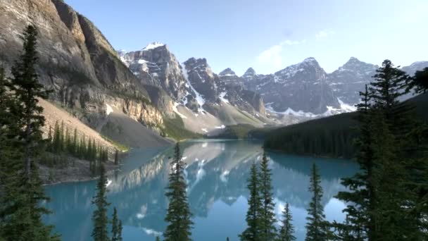 Όμορφη λίμνη Moraine σε ένα καλοκαιρινό απόγευμα σε Banff εθνικό πάρκο — Αρχείο Βίντεο