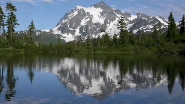 Odpolední záběr Mt Shuksan a obraz jezera ve státě Washington — Stock video