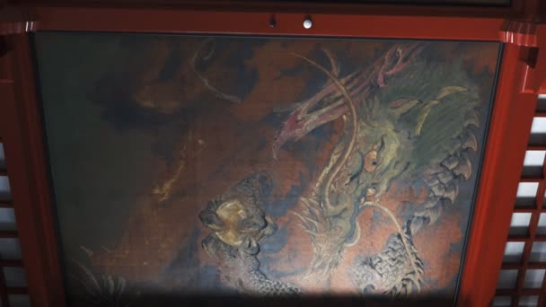 TOKYO, JAPAN - APRIL, 20, 2018: Karya seni naga di langit-langit candi asakusa kannon di kuil senso-ji — Stok Video