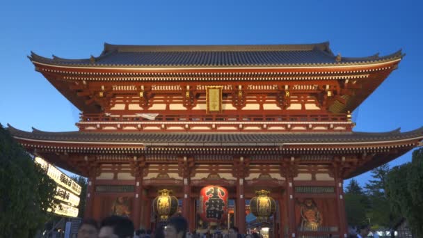 ТОКИО, Япония - 20 апреля 2018 года: ворота хозомонов в святилище Сэнсо-дзи весенним вечером в Токио — стоковое видео