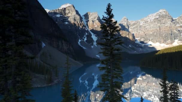 Pan de la mañana de lago morrena de la pila de rocas en el valle de los diez picos en el parque nacional Banff — Vídeo de stock