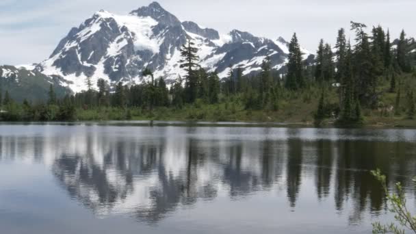 Mt shuksan i jezioro obraz w stanie Waszyngton — Wideo stockowe