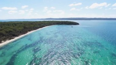 Plajın havadan görünüşü ve Morton Körfezi 'ndeki Peel Island suları.
