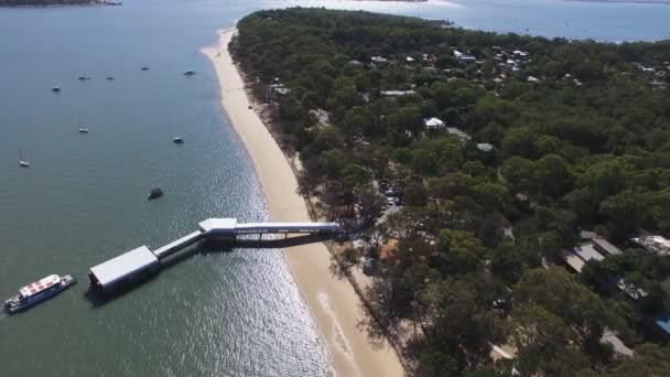 Luftaufnahme einer Fähre bei der Ankunft auf der Insel Coochiemudlo in Morton Bay — Stockvideo