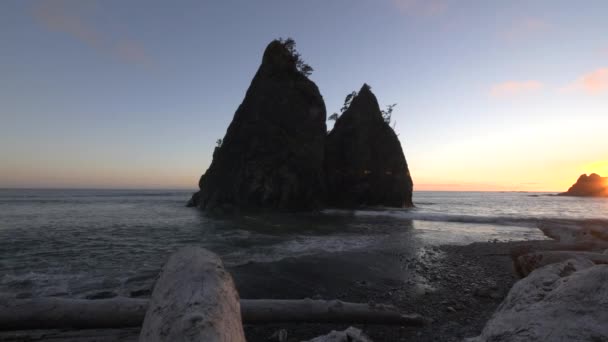 Een zonsondergang pan van gespleten rots op rialto strand in olympisch nationaal park — Stockvideo