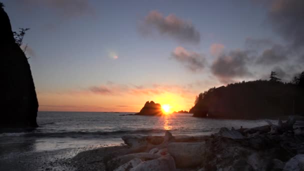 Kustlijn bij Rialto strand bij zonsondergang in olympische np — Stockvideo