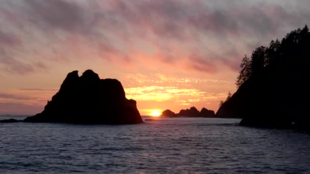 Zoom in shot of sunset of rialto beach in the olympic national park — Stock Video