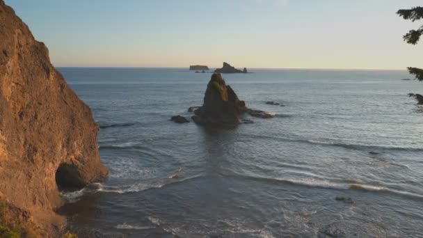 Zonsondergang opname van het gat in muurrotsformatie op het strand van Rialto in het Olympisch Nationaal Park — Stockvideo