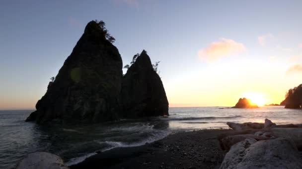 Wijds uitzicht op rialtostrand tijdens zonsondergang in het Olympisch nationaal park — Stockvideo