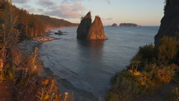 Wide angle sunset clip of split rock at rialto beach — Stock Video