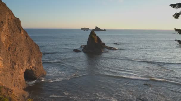 Sunset shot of the hole in wall rock formation at rialto beach in the olympic national park — Stock Video