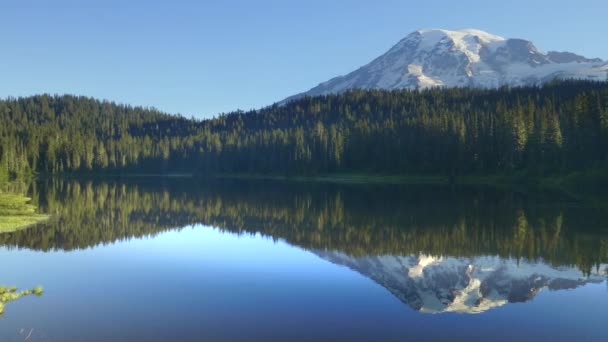 Verano mañana vista de mt lluvia y el lago de reflexión — Vídeos de Stock