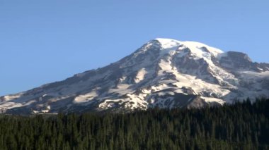 Yaz sabahı, Rainier Dağı 'nı kapatın.