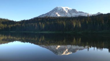 Washington 'da sakin bir yaz sabahı Rainier Dağı manzarası ve yansıma gölü