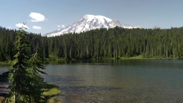 Mt regnerischen und Brise plätscherte Reflexionssee in Washington State — Stockvideo