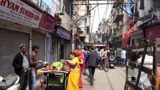 DELHI, Hindistan - 11 Mart 2019: Delhi 'de Chandni Chowk caddesinde bir meyve wallah — Stok video