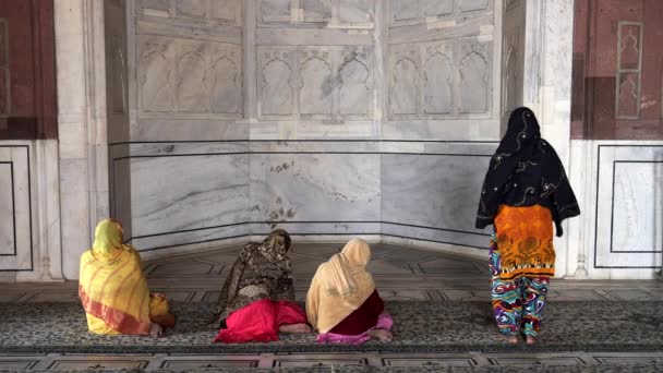 DELHI, INDIA - 11 de marzo de 2019: varias mujeres musulmanas rezan en la mezquita jama masjid — Vídeos de Stock