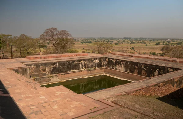 FATEPHUR SIKRI, INDIA- MARCH, 27 марта 2019 г.: цистерна для хранения воды в старинном дворцовом комплексе Моголов — стоковое фото