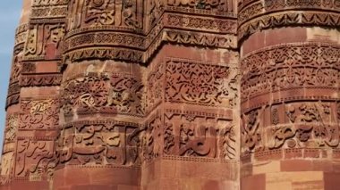 DELHI, INDIA - 12 Mart 2019: Qutub minar kulesine yakın çekim